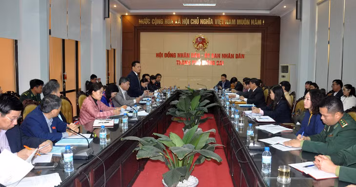 Đoàn giám sát làm việc với TP Móng Cái.