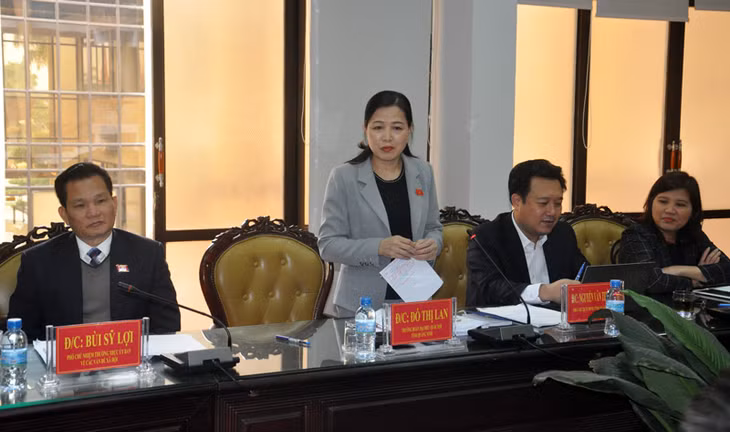 Đồng chí Đỗ Thị Lan, Ủy viên BTV Tỉnh ủy, Trưởng đoàn ĐBQH tỉnh khóa XIV phát biểu tại buổi làm việc với TP Móng Cái.
