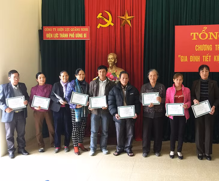  Các hộ gia đình có sản lượng điện tiết kiệm lớn được Điện lực Uông Bí khen thưởng