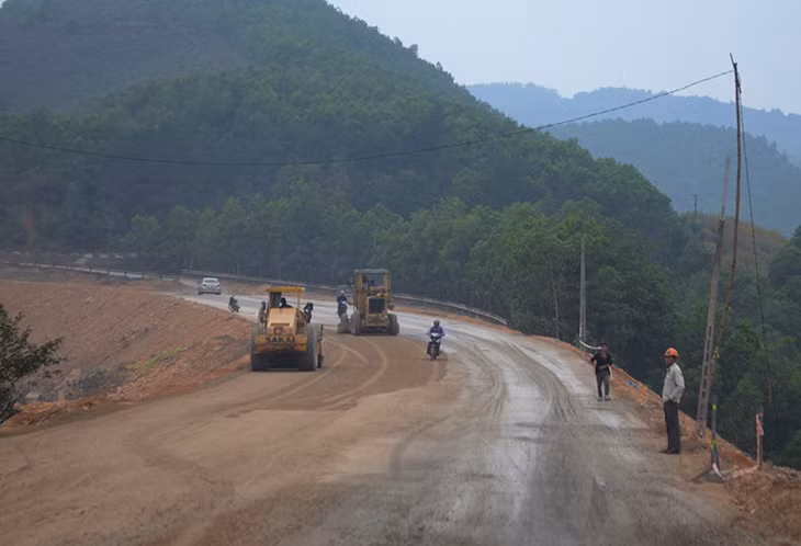 dự án cải tạo, nâng cấp, mở rộng tuyến đường trục chính từ QL18 vào khu di tích Yên Tử cũng đang gấp rút triển khai