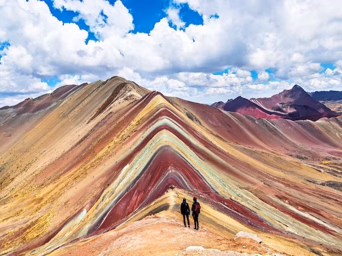 Peru Được biết đến với các thành phố là Di sản Thế giới và nền văn minh rực rỡ Machu Picchu, Peru là một lựa chọn tuyệt vời cho du khách với khoản chi phí tiết kiệm. Thức ăn nơi đây còn rất ngon và rẻ với ba bữa ăn có giá dưới 10 USD mỗi ngày. Đến Peru, bạn còn có cơ hội trải nghiệm những bãi biển, núi, hẻm núi và con sông tuyệt đẹp.