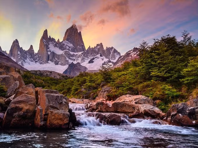 Argentina Quốc gia này được xem là lựa chọn lý tưởng để du lịch nhờ sự đa dạng về ẩm thực và địa điểm vui chơi cho du khách. Điểm hấp dẫn nhất hiện thời là tỷ giá hối đoái có thể giúp du khách tiết kiệm kha khá ngân sách chuyến đi. Khoảng 17 peso Argentina có giá trị tương đương 1 USD. Tới đây, bạn đừng bỏ lỡ thác Iguazu, một trong những thác nước tuyệt vời nhất thế giới.