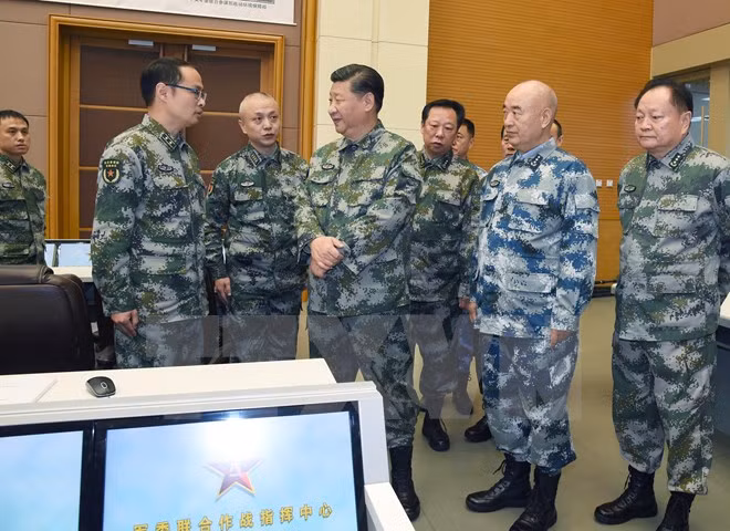 Tổng Bí thư Ban Chấp hành Trung ương Đảng Cộng sản Trung Quốc (CPC), Chủ tịch nước, Chủ tịch CMC Tập Cận Bình (giữa) thị sát trung tâm chỉ huy chiến đấu chung CMC ở Bắc Kinh ngày 3/11. (Nguồn: THX/TTXVN)