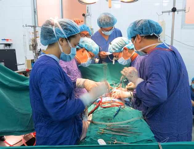 Các bác sĩ Bệnh viện Việt Đức tiến hành ghép tim cho bệnh nhân.