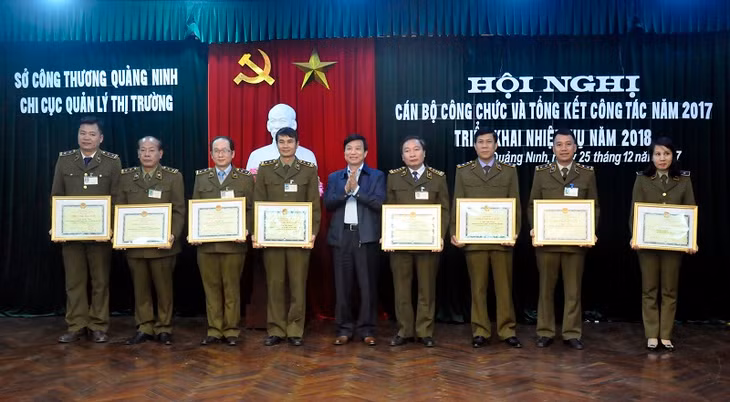 Đồng chí Nguyễn Mạnh Hà, Tỉnh ủy viên, Giám đốc sở Công thương khen thưởng các đồng chí đạt CSTĐ cấp cơ sở năm 2017.
