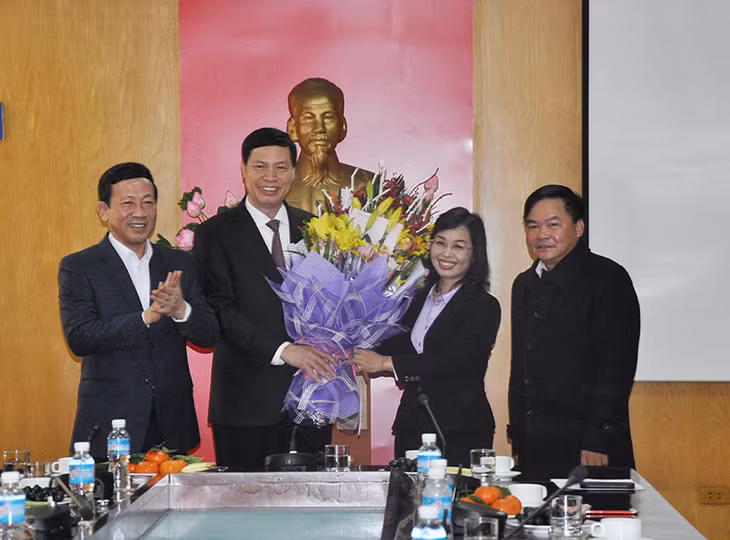 Và tặng hoa chúc mừng tập thể cán bộ, nhân viên sở Tài chính.