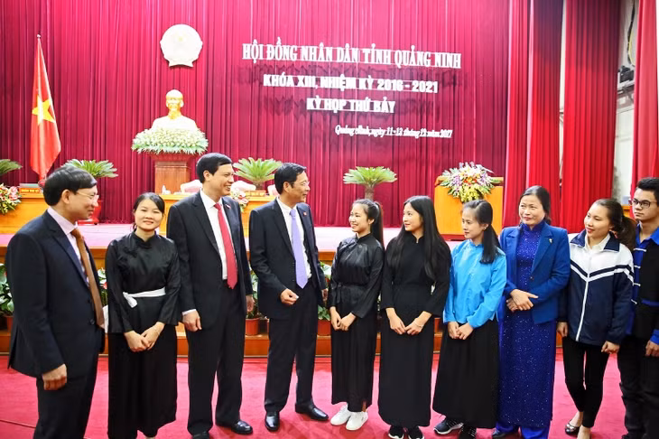 Lãnh đạo tỉnh trò chuyện với các em học sinh tiêu biểu tham dự phiên khai mạc Kỳ hop[j thứ 7 HĐND tỉnh khóa XIII.