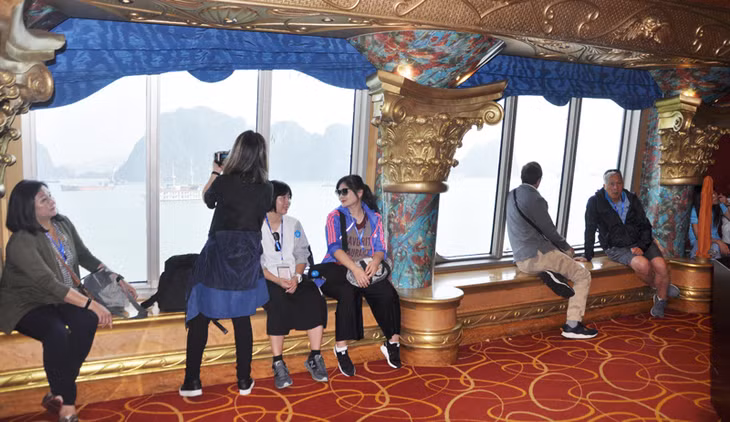 Tàu có view ngắm cảnh rất đẹp