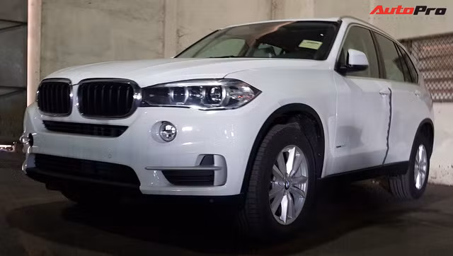 Chiếc BMW X5 trong lô hàng vừa nhập về.