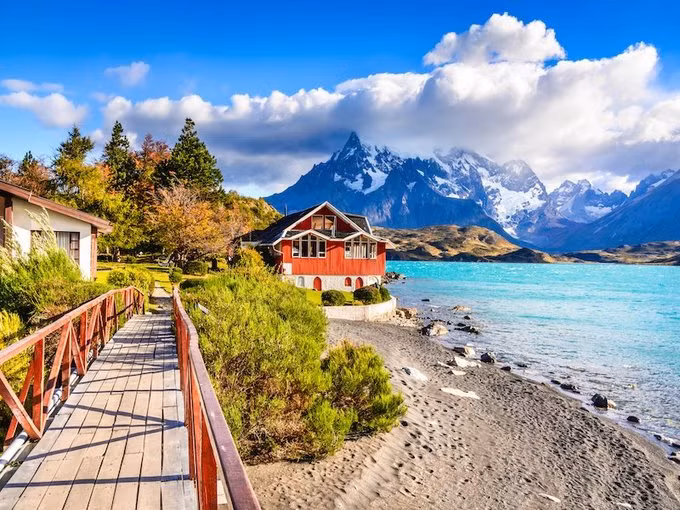 Chile Vé máy bay tới Chile khá tốn kém nhưng đến đây, bạn vẫn có thể tiết kiệm bởi chi phí nơi đây khá phải chăng. Lịch trình có thể là chiêm ngưỡng những dãy núi Andes, đi bộ đường mòn và khám phá Vườn Quốc gia Torres del Paine. Các bữa ăn với rượu vang cho cả ngày ở đây chỉ khoảng 10 USD.