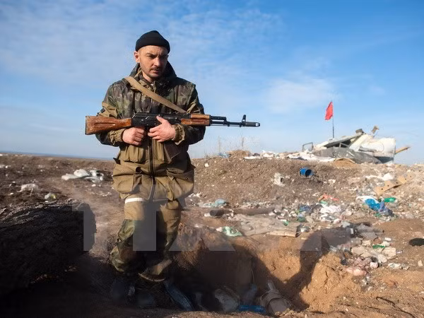 Tay súng ly khai miền đông Ukraine làm nhiệm vụ tại làng Frunze thuộc vùng Lugansk. (Nguồn: AFP/TTXVN)