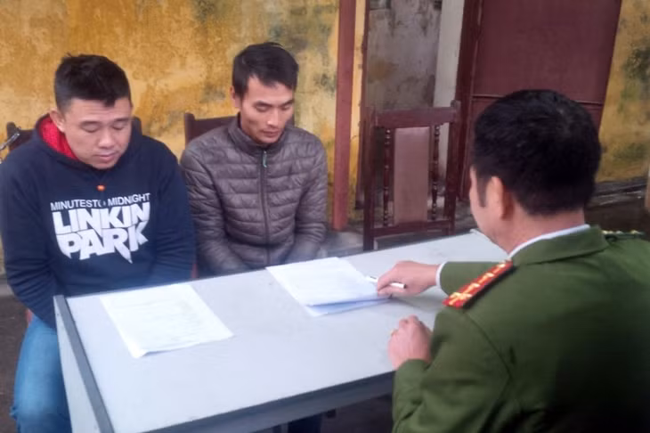 2 đối tượng trước cơ quan CSĐT Công an TP Uông Bí (Ảnh: Lê Văn Lâm-CAUB)