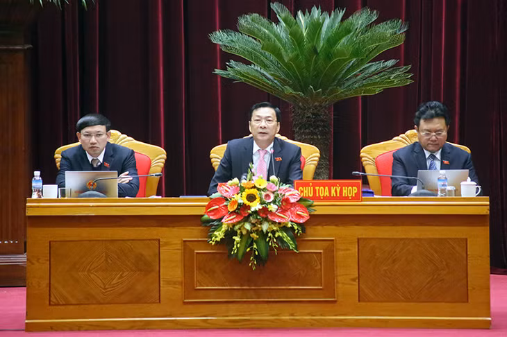 Chủ toạ Kỳ họp, đồng chí Nguyễn Văn Đọc, Bí thư Tỉnh uỷ, Chủ tịch HĐND tỉnh kết luận về các giải pháp ngăn chặn khai thác thuỷ sản trái phép. Ảnh: Hùng Sơn