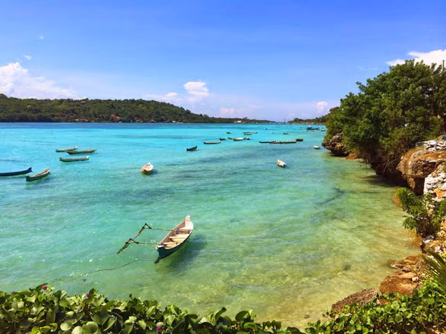 2. Bali. Hòn đảo và một tỉnh của Indonesia. Bali là điểm du lịch hấp dẫn và lãng mạn bậc bất châu Á. Trên 80% người dân nơi đây sống dựa vào du lịch. Nó nổi tiếng về nghệ thuật phát triển cao bao gồm múa truyền thống và hiện đại, điêu khắc, sơn, da, kim loại và âm nhạc. Liên hoan phim quốc tế Indonesia được tổ chức hàng năm tại Bali.