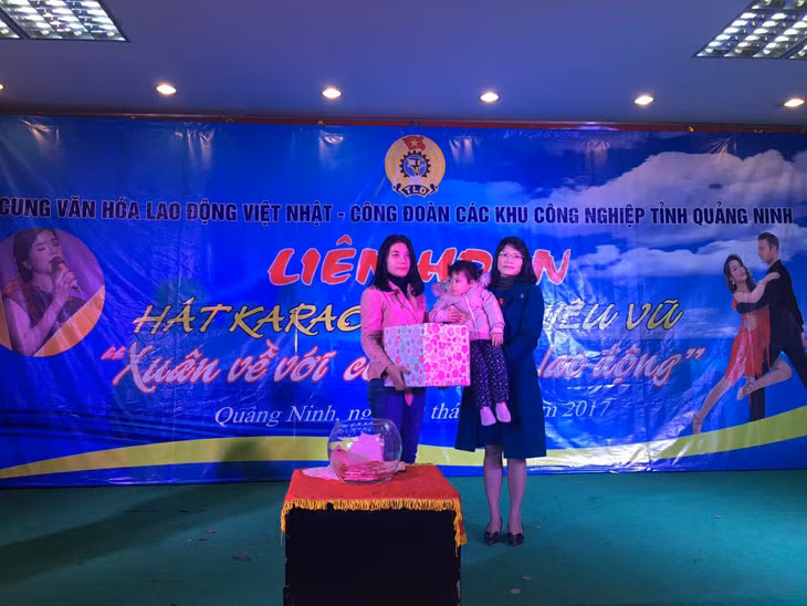 ... và tặng quà cho CNLĐ trong phần chơi bốc thăm trúng thưởng.