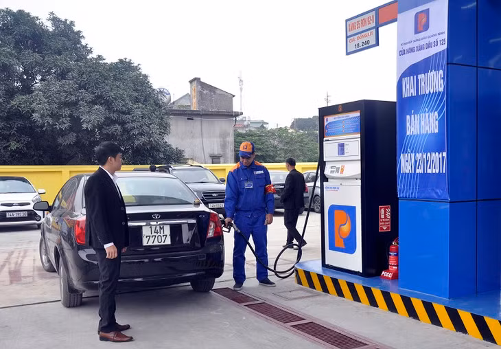 Ngay ngày đầu khai trương đã có nhiều khách hàng đến mua xăng dầu.