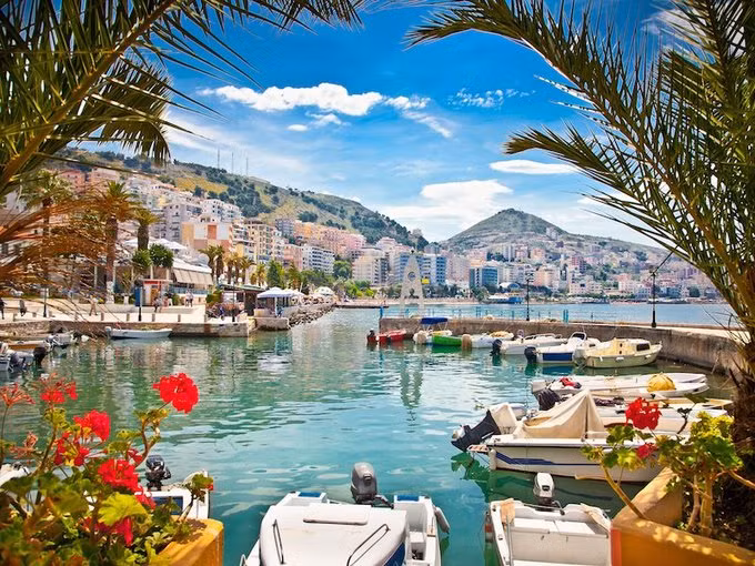 Albania Albania nằm cạnh Hy Lạp và chỉ cách một chuyến phà đi từ Italy. Ở đây, bạn chỉ tốn từ 17 USD một đêm khi ở khách sạn 3 sao hay thưởng thức những bữa ăn thịnh soạn với vài USD. Ngoài ra, hãy thưởng thức các tour đi bộ đường dài, công viên, pháo đài rộng lớn.