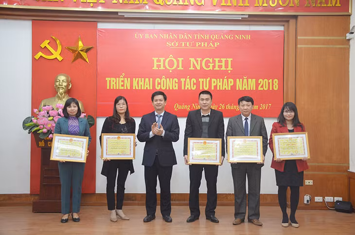 Đồng chí Lê Quang Tùng, Phó Chủ tịch UBND tỉnh tặng giấy khen cho các tập thể, cá nhân đạt thành tích xuất sắc trong năm 2017.