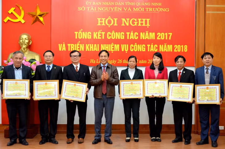 Các tập thể được nhận bằng khen của UBND tỉnh vì đã có thành tiashc xuất sắc trong năm 2017