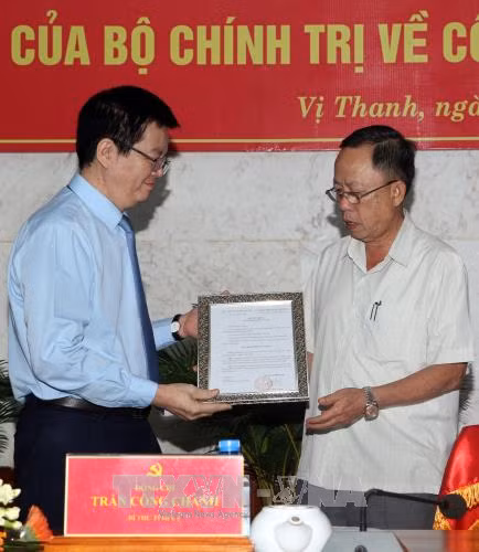Ông Mai Văn Chính, Phó trưởng ban Tổ chức Trung ương trao quyết định nghỉ hưu cho ông Trần Công Chánh. Ảnh: Duy Khương/TTXVN