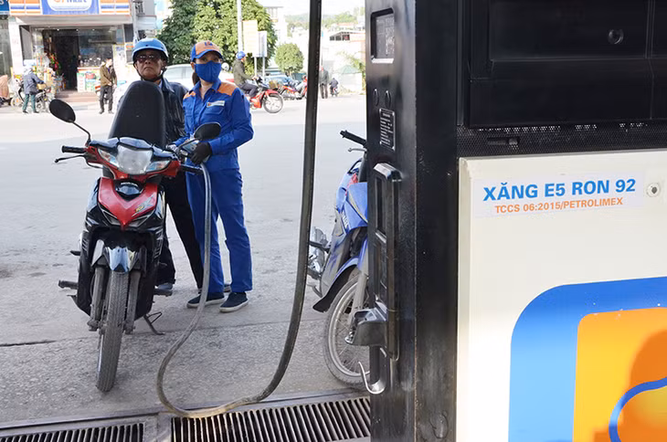 Nhiều người dân đã lựa chọn xăng E5 (Ảnh chụp tại Cửa hàng Xăng dầu số 1 tại phía đông Khu đô thị Cột 5 - Cột 8 mở rộng, phường Hồng Hà, TP Hạ Long Công ty CP Vân Đồn Đ&T)