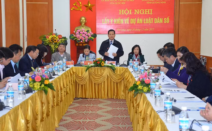 Đồng chí Bùi Sỹ Lợi, Phó Chủ nhiệm Thường trực Uỷ ban về các vấn đề xã hội của Quốc Hội phát biểu tại hội nghị