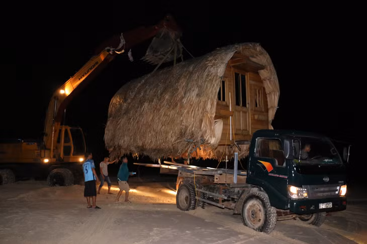 Việc dời nhà gỗ phải phụ thuộc vào thuỷ triều nên một số hộ dân phải di dời cả trong đêm. Ảnh: Thu Báu (Trung tâm TTVH Cô Tô)