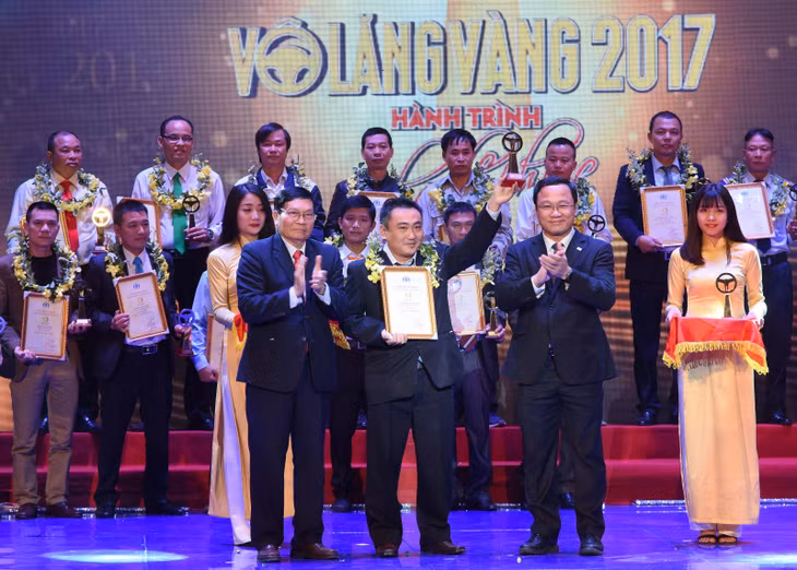 Phó Chủ tịch chuyên trách Ủy ban ANGT quốc gia Khuất Việt Hùng và Chủ tịch Hiệp hội Vận tải ô tô Việt Nam Nguyễn Văn Thanh trao giải thưởng cho các lái xe đoạt giải.