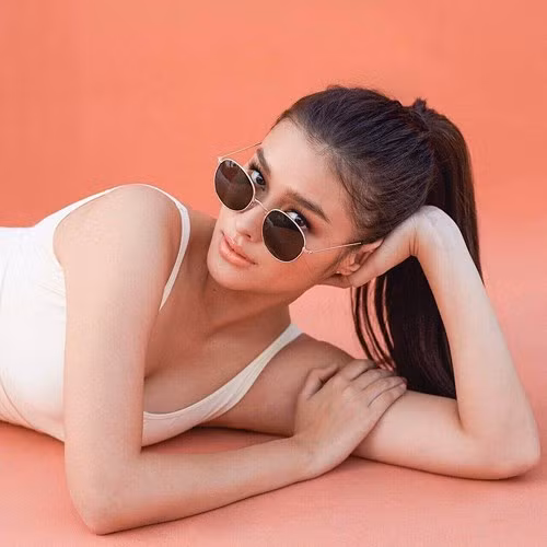 19 tuổi, Liza đã là gương mặt quen thuộc trong làng mẫu của Philippines.
