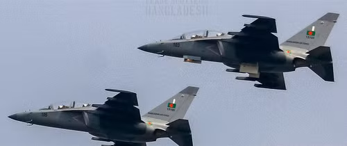Chiếc 103 và 105 trong một chuyến huấn luyện. Ảnh: Plane Spotters Bangladesh.