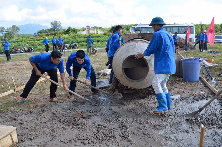 ĐVTN làm sân bê tông nhà văn hóa thôn Đồng Mương, xã Đại Bình, huyện Đầm Hà.