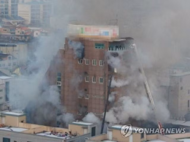 Khói bốc ra từ tòa nhà thương mại. (Ảnh: Yonhap)
