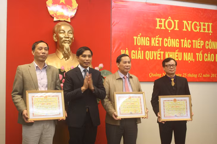 Phó Chủ tịch UBND tỉnh Vũ Văn Diện trao Bằng khen của Chủ tịch UBND tỉnh cho tập thể, cá nhân có thành tích xuất sắc trong công tác tiếp dân, giải quyết KNTC năm 2017.