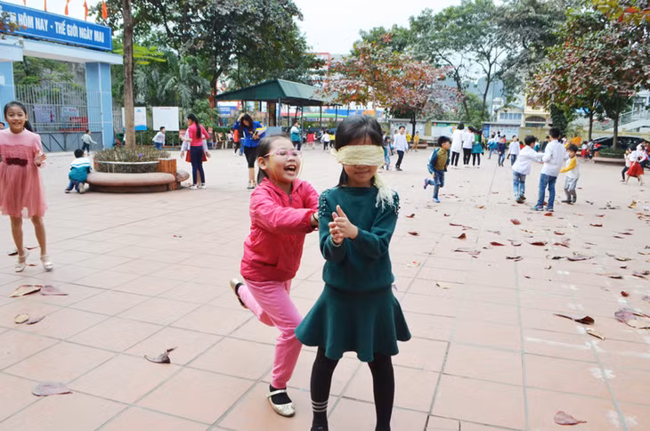 Học sinh Trường Tiểu học Quang Trung (TP Hạ Long) chơi đùa trong giờ ra chơi.
