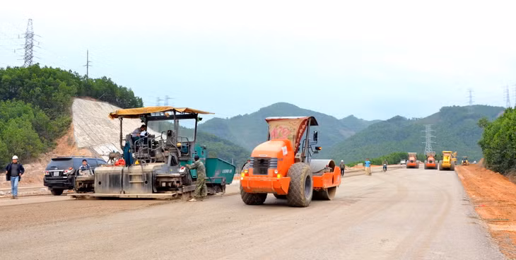 Bên cạnh những vướng mắc phát sinh, nhiều nhà thầu tranh thủ thởi tiết thuận lợi thi công các gói thầu