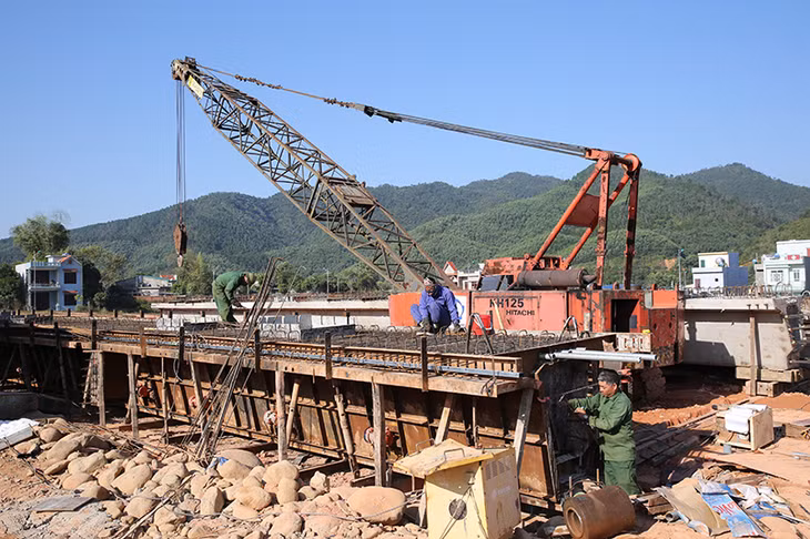Dầm của cầu chính đã đúc xong 4/6 nhịp, hiện nhà thầu đang khẩn trương thi công 2 nhịp còn lại.