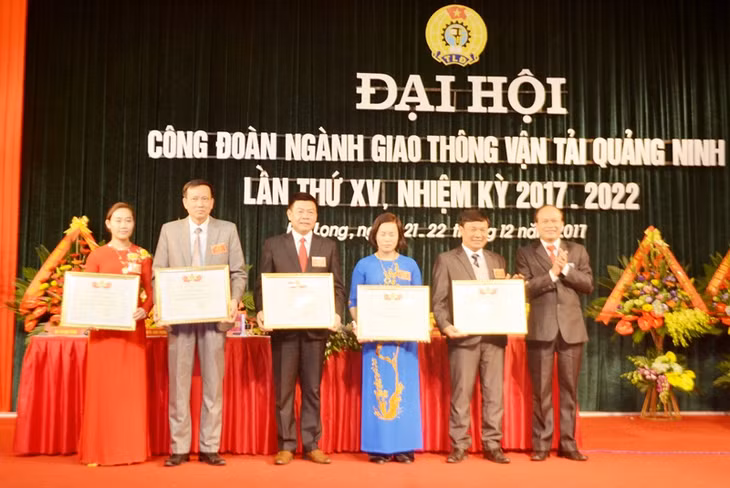Đông chí Lại Văn Chiến, Phó Chủ tịch LĐLĐ tỉnh tặng Bằng khen của LĐLĐ tỉnh cho các cá nhân có thành tích xuất sắc trong phong trào thi đua xây dựng tổ chức công đoàn vững mạnh.
