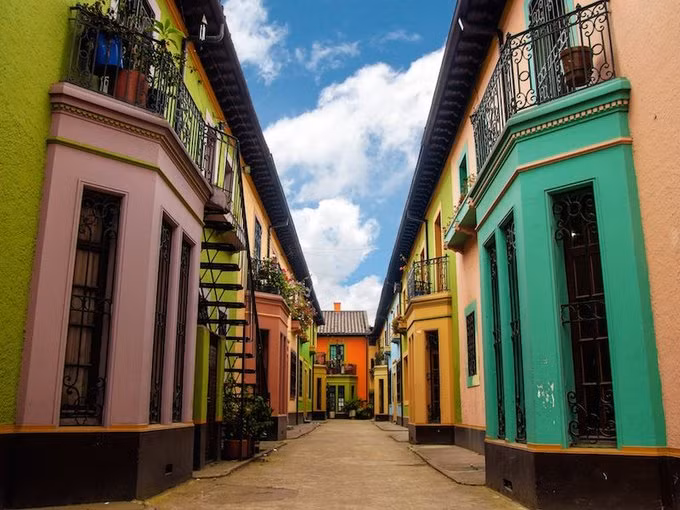 Colombia Colombia đang dần trở thành trung tâm du lịch ở Nam Mỹ. Các thành phố được xây dựng với lối kiến trúc ấn tượng và những bức tranh tường rực rỡ đại diện cho nền văn hoá nghệ thuật địa phương. Ẩm thực ở đây cũng đa dạng vô cùng. Các công ty du lịch đều cho rằng nơi đây đang ngày một tiềm năng, nhất là khi hàng loạt khách sạn ở nhiều mức giá cùng xuất hiện.