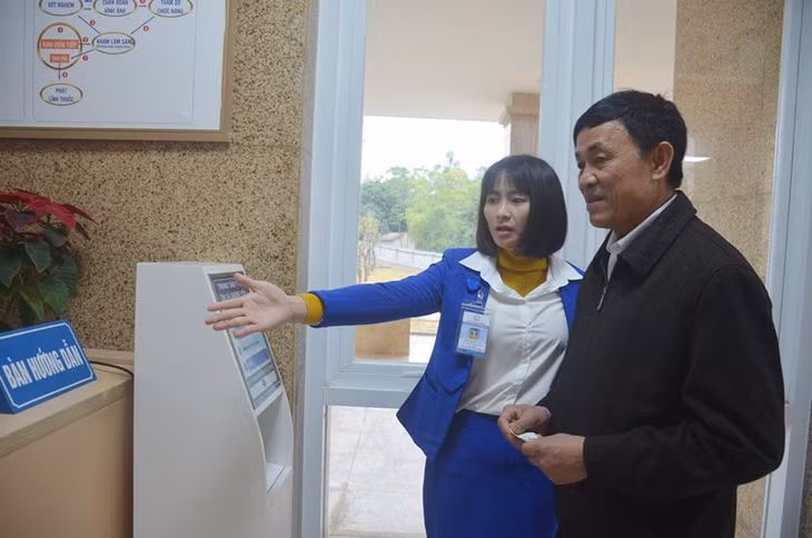 Bộ phân chăm sóc khách hàng của Trung tâm Y tế TX Quảng Yên đang hướng dẫn người dân thủ tục khám bệnh.