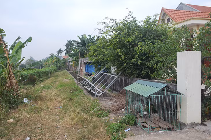 Người dân thôn 3, xã Sông Khoai làm chuồng nuôi cho trên mặt tuyến kênh N6 cung cấp nước cho nhà máy nước Sông Khoai.