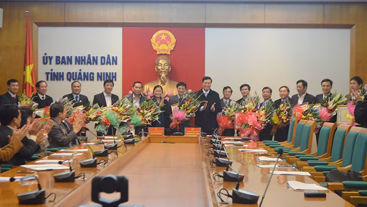 Lãnh đạo tỉnh chúc mừng các địa phương thực hiện tốt công tác thu - chi ngân sách năm 2016.