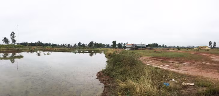Cùng một khu quy hoạch, nhưng san nền bằng hai hình thức khác nhau, dẫn đến cao trình khác nhau đã gây nên những hiểu lầm và bức xúc trong nhân dân