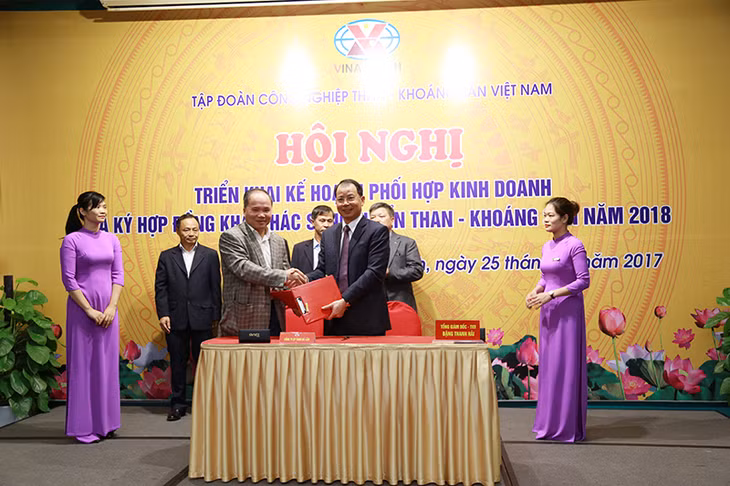 Đại diện đơn vị thành viên ký kết hợp đồng sản xuất năm 2018 với lãnh đạo Tập đoàn