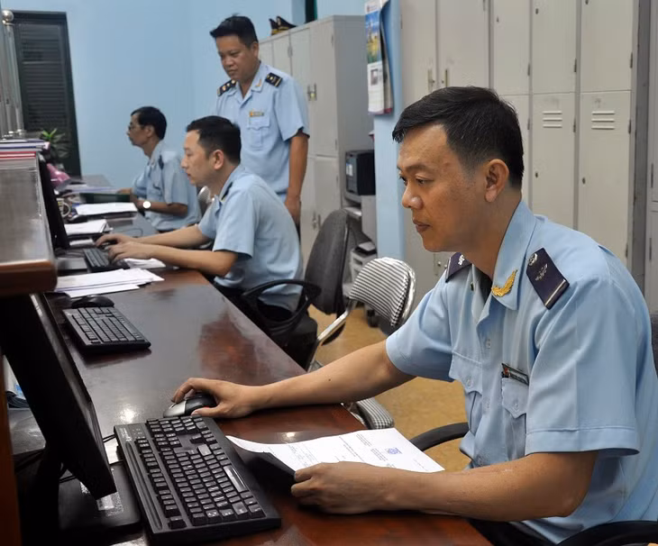 CBCC Chi cục Hải quan cửa khẩu cảng Hòn Gai kiểm tra hồ sơ thủ tục tham gia hoạt động XNK của các doanh nghiệp, nhằm kịp thời ngăn chặn, phát hiện các vi phạm. 