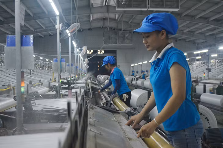 Năm 2016 thu doanh nghiệp có vốn đầu tư nước ngoài tăng 63% (Trong ảnh: Sản xuất sợi tại Công ty TNHH Vinanewtarp Việt Nam-KCN Cái Lân-doanh nghiệp FDI) 
