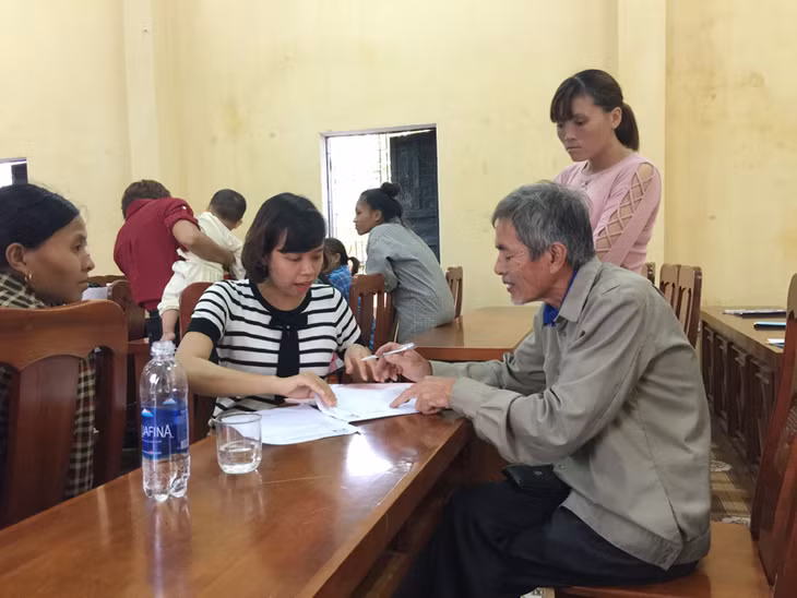 Trợ giúp viên của Trung tâm TGPLNN tỉnh trợ giúp pháp lý lưu động cho người dân xã Hải Sơn, TP Móng Cái (Ảnh: Phạm Thành Dũng, Trung tâm TGPL nhà nước tỉnh)