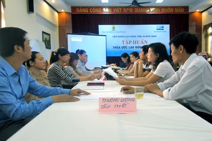 Một buổi tập huấn về thỏa ước lao động tập thể cho cán bộ CĐCS.