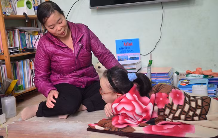 Mẹ con chị Liễu trong căn nhà nhỏ ấm cúng.