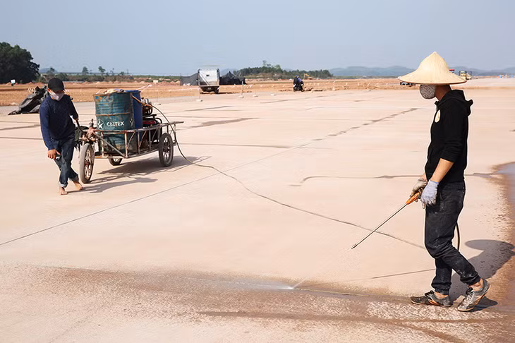 Hiện nhà thầu đang tập trung dọn dẹp, vệ sinh đường băng, hoàn tất công đoạn cuối cùng trước khi chính thức thực hiện bay hiệu chỉnh vào quý I/2018.