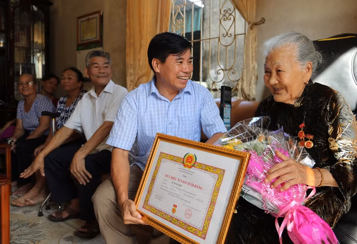 ồng chí Trương Công Ngàn, Bí thư Huyện ủy, Chủ tịch UBND huyện Tiên Yên đã đến trao Huy hiệu 70 năm tuổi Đảng cho đồng chí Lê Xuân Thu, sinh năm 1927, đảng viên sinh hoạt tại Đảng bộ xã Tiên Lãng. 